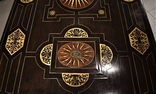 Tavolo-scrittoio in palissandro ebanizzato intarsiato in avorio